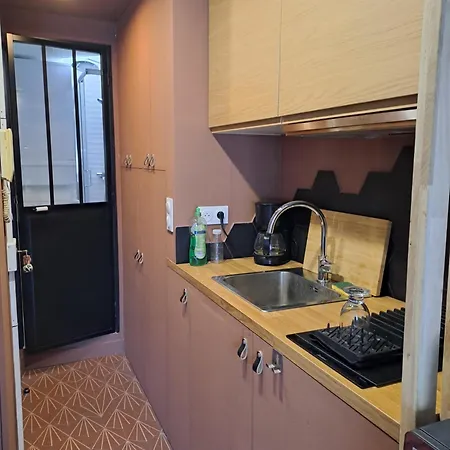Studio De Charme Sous Les Toits De Apartment *